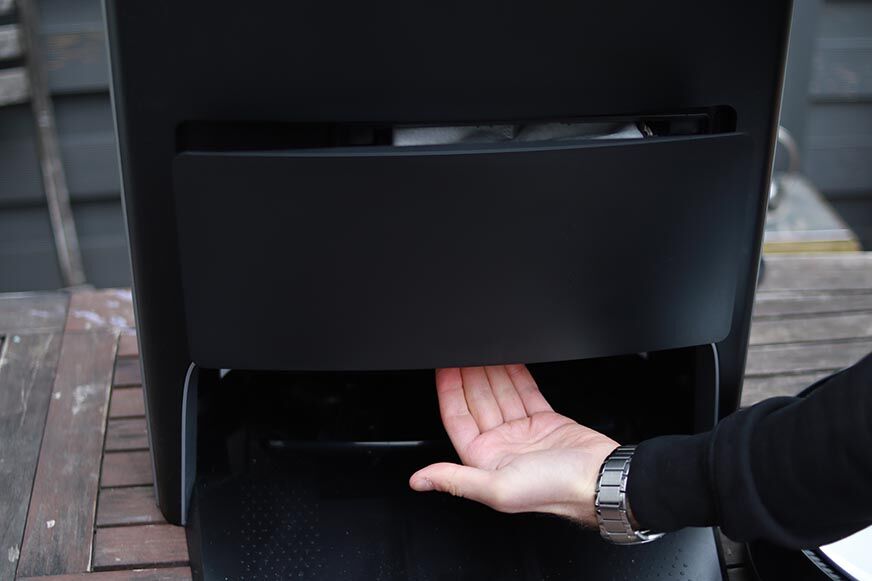 Die Organisation des mittleren Fachs der Ecovacs Deebot Station ist zu sehen